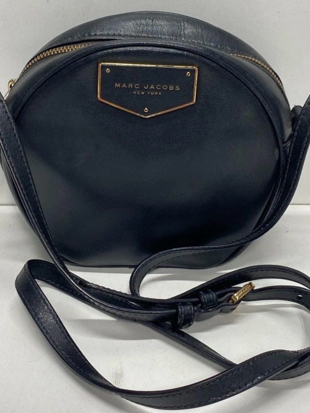 Marc Jacobs Voyager Circle Crossbody Black Leather.
